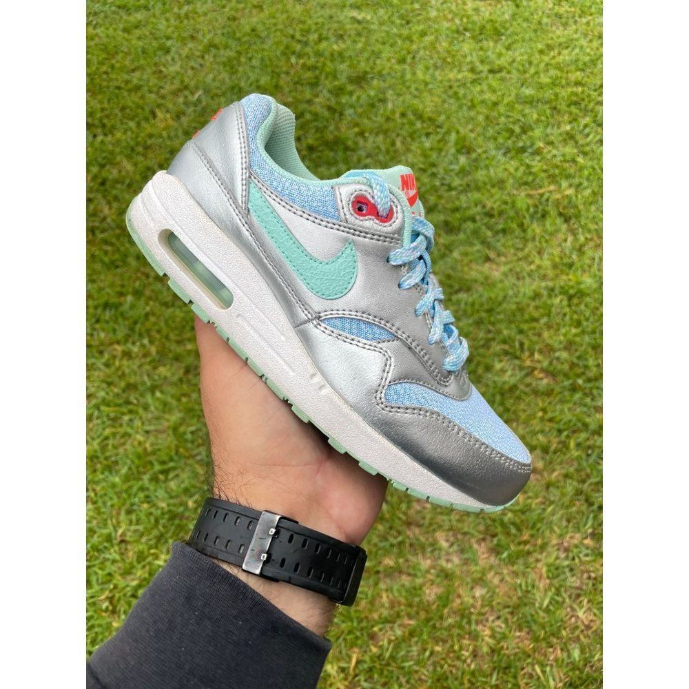 Nike Women's Shoes in Silver and Mint Green
